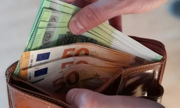 Έσκασε έκτακτο επίδομα 400 ευρώ πριν τα Χριστούγεννα
