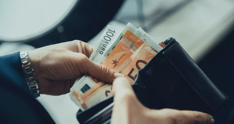Αυξήσεις μισθών: Τόσα θα πάρετε μέσα στον επόμενο χρόνο
