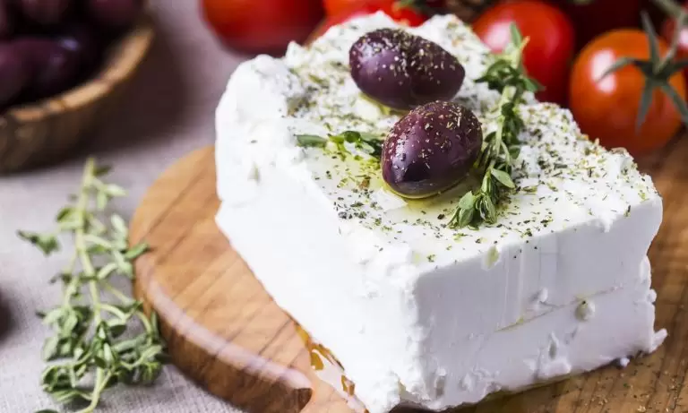 Φέτα: Βαρελίσια ή «τενεκέ» είναι καλύτερη;