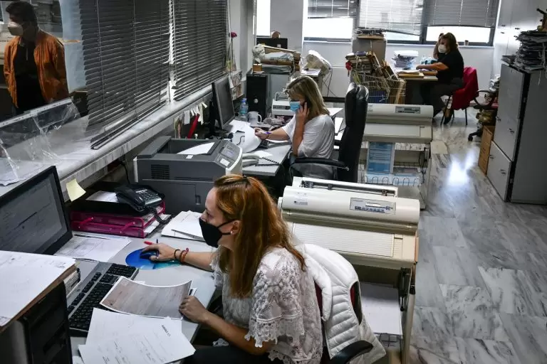 Μόνιμες προσλήψεις 2024: Εκατοντάδες θέσεις σε επιμελητήρια και υπουργεία – Οι ειδικότητες