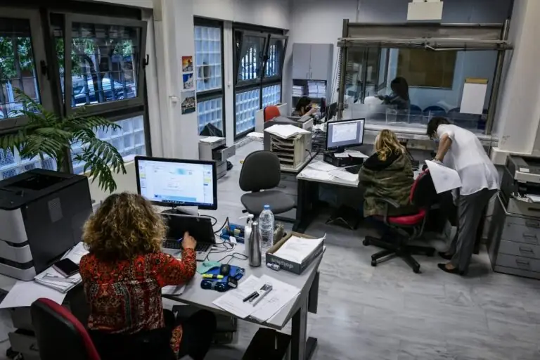 Δημόσιο: Οι θέσεις εργασίας ανά υπουργείο και φορέα για τις 20.000 προσλήψεις του 2025