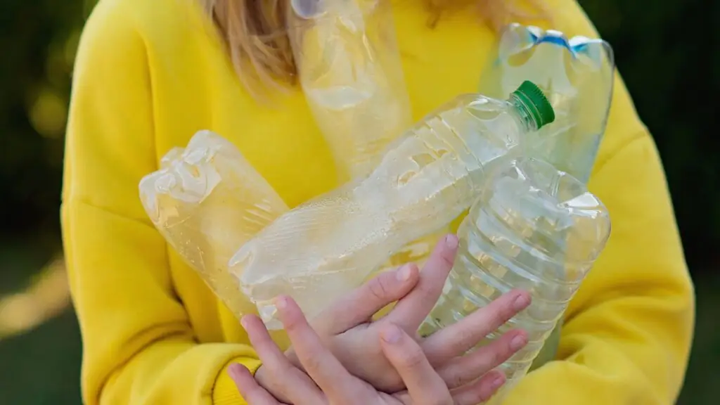 Τέλος το πλαστικό μπουκάλι – Πότε αντικαθισταται οριστικά από χάρτινο