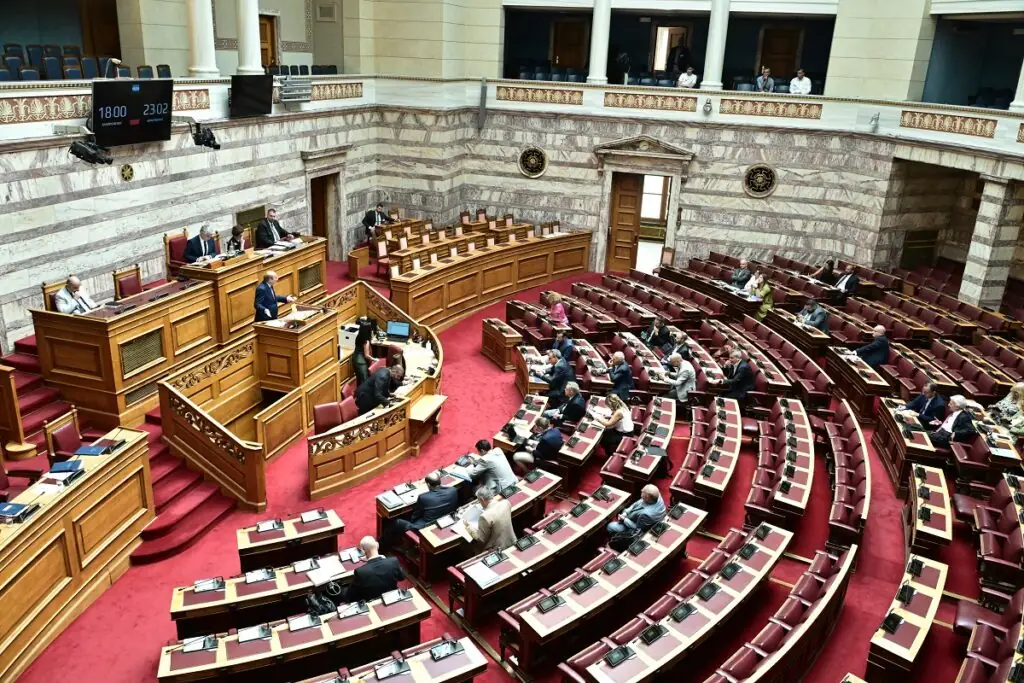 Κόβονται επιδόματα για να πληρώσουμε πάλι το μνημόνιο στους δανειστές.