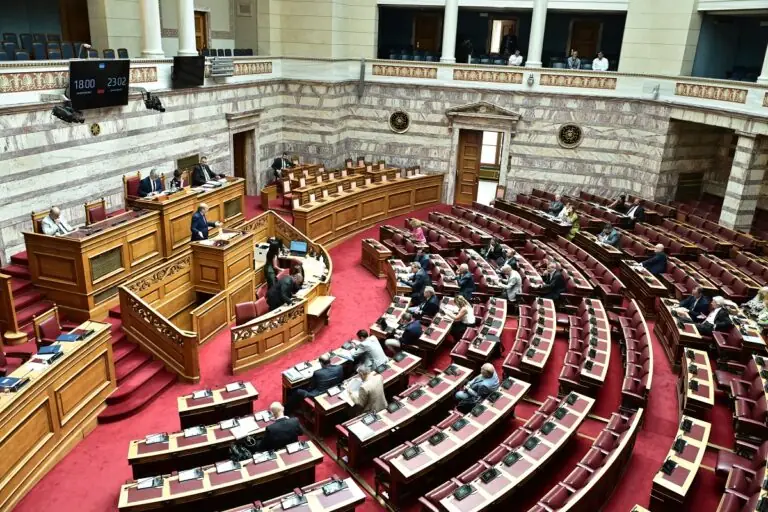 Κόβονται επιδόματα για να πληρώσουμε πάλι το μνημόνιο στους δανειστές.
